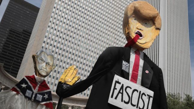 Un muñeco que dice Fascist