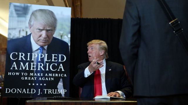 著書「手負いのアメリカ」にサインするトランプ氏