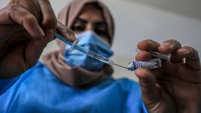 Mulher manipula vacina russa em Gaza