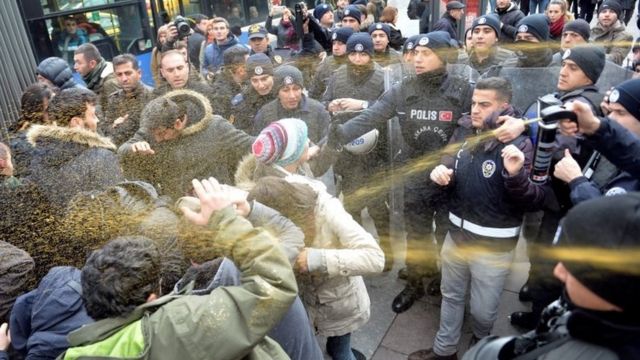 Polis, Adana'da 11 kişinin ölümüne yol açan yurt yangınını Ankara'da protesto etmek isteyen kişilere 30 Kasım'da müdahale etmişti.