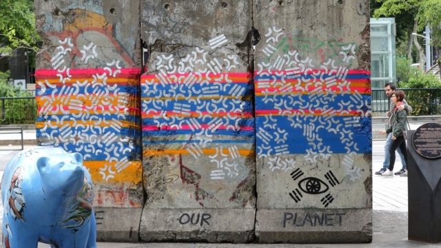 서울 청계천에 설치된 베를린장벽에 그래피티가 그려졌다