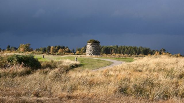 Поле битвы при Коллодене и памятник погибшим горским кланам