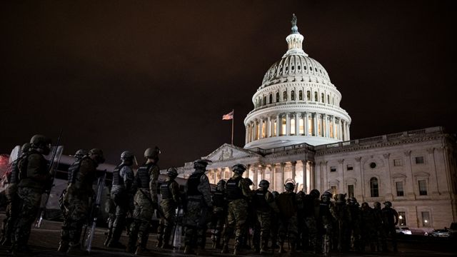 Miembros de la Guardia Nacional y la policía de Washington D.C. tratan de mantener a los manifestantes lejos del Capitolio.
