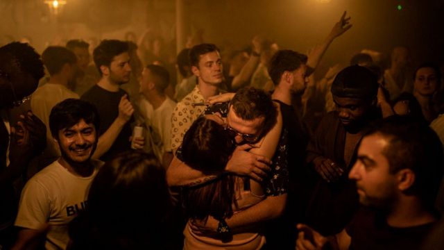 Jóvenes abrazándose en un club nocturno en Londres, Reino Unido.