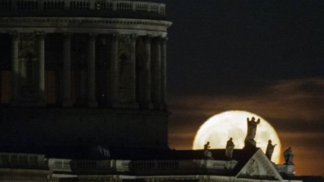 القمر العملاق ينير السماء للناظرين وهو يقترب من الأرض Bbc News عربي