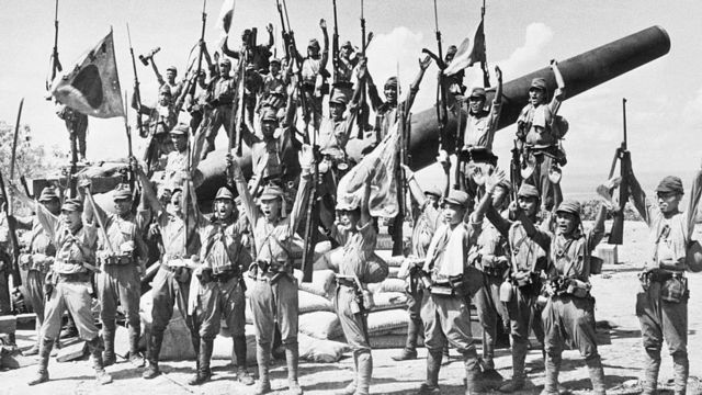 Soldados japoneses celebran la captura de un cañón estadounidense en Filipinas.