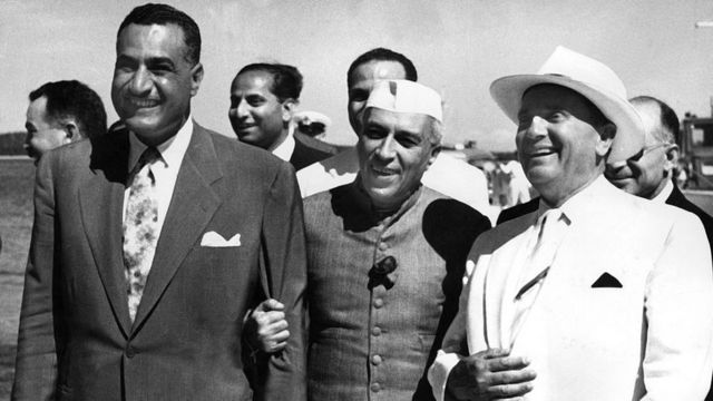 Los líderes de Egipto, Gamal Abdel Nasser; India, Jawaharlal Nehru; y Yugoslavia, Josip Broz "Tito", impulsaron la creación del Movimiento de Países No Alineados en la década de 1950.