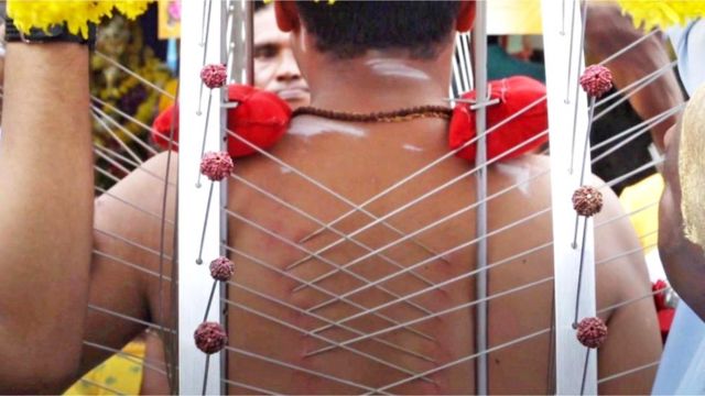 मलेशिया के कांवड़िये जो अपने शरीर में करते हैं 150 छेद - BBC News हिंदी
