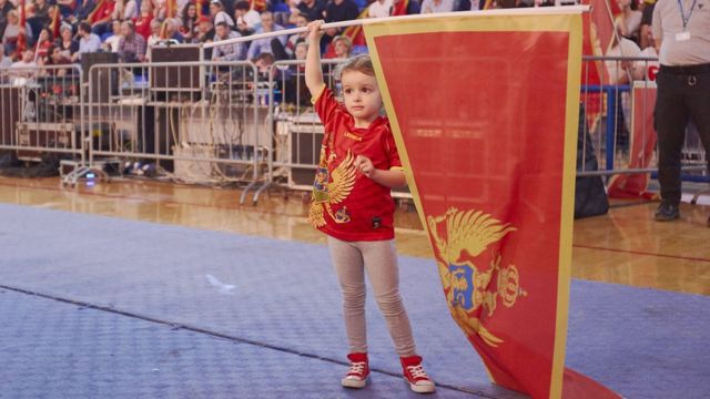 Una niña sostiene una bandera de Montenegro