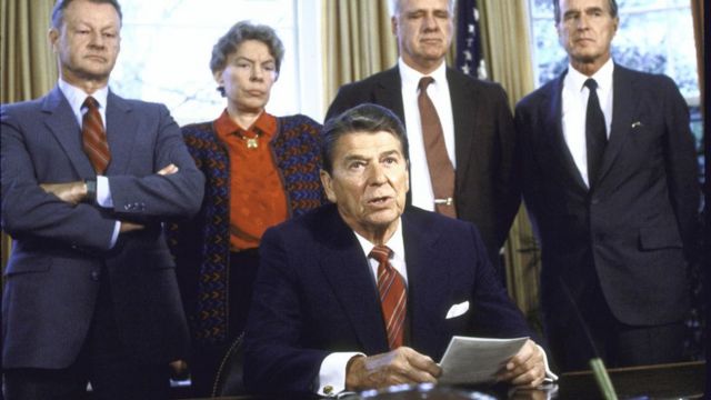 Ronald Reagan com membros de seu governo.