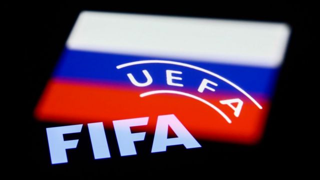 Los logos de UEFA y FIFA sobre la bandera rusa