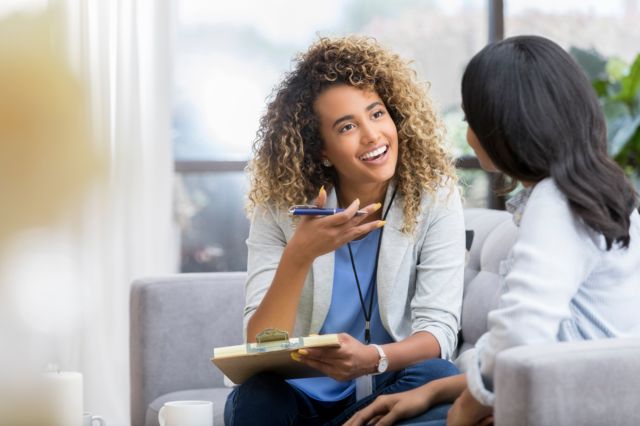 Imagen de una persona ofreciendo terapia del habla en un consultorio