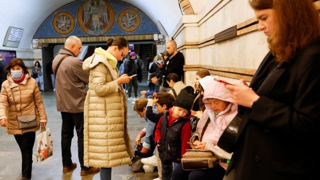 يستخدم الناس محطات مترو كييف كملاجئ أثناء تحذيرات الغارات الجوية