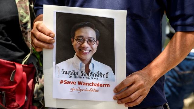 Những người ủng hộ cầm ảnh nhà hoạt động bị bắt cóc Wanchalearm Satsaksit trước cổng ĐSQ Campuchia tại Thái Lan tháng 8/2020