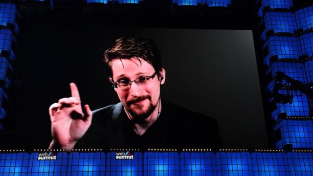 Edward Snowden verriet US-Geheimdienstgeheimnisse und landete in Russland.