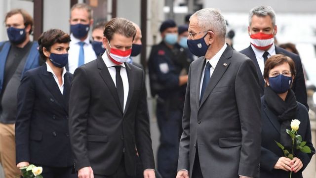 El canciller austriaco Sebastian Kurz (izda) y el presidente Alexander van der Bellen (dcha) presentando sus respetos a las víctimas un día después del tiroteo. El país ha decretado tres días de luto nacional.