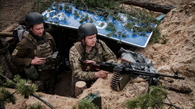 Украинские солдаты на позициях под Лиманом на Донбассе
