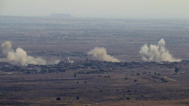 Bombardeos en la villa siria Jubata al-Khashab, en la frontera con Israel.