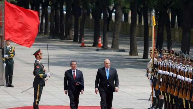 رئيس الوزراء الروسي ميخائيل ميشوستين (إلى اليمين) وونظيره الصيني لي تشيانغ
