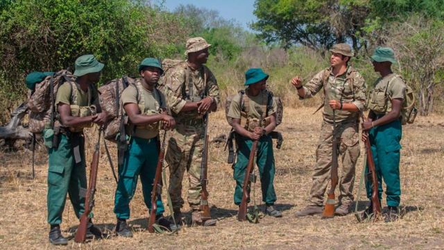Des Rangers malawites écoutent les formateurs britanniques en renfort dans la lutte contre le braconnage