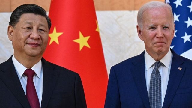 الرئيس الأمريكي جو بايدن (إلى اليمين) والرئيس الصيني شي جينبينغ (يسار) في بالي، 14 نوفمبر/تشرين الثاني 22