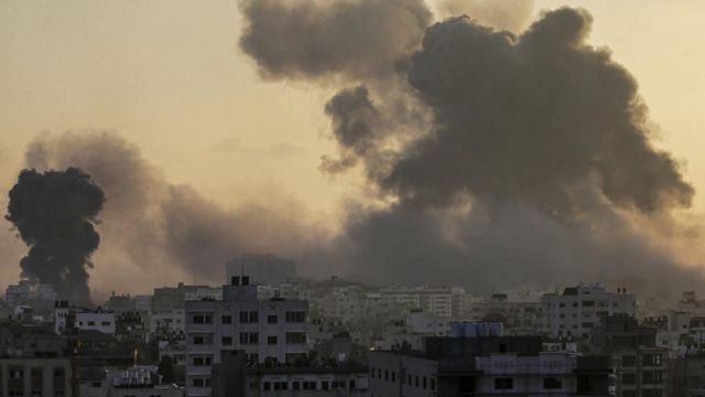 イスラエル軍の攻撃を受けて黒煙が上がるガザ市上空（2日、ガザ市タル・アル・ハワ）