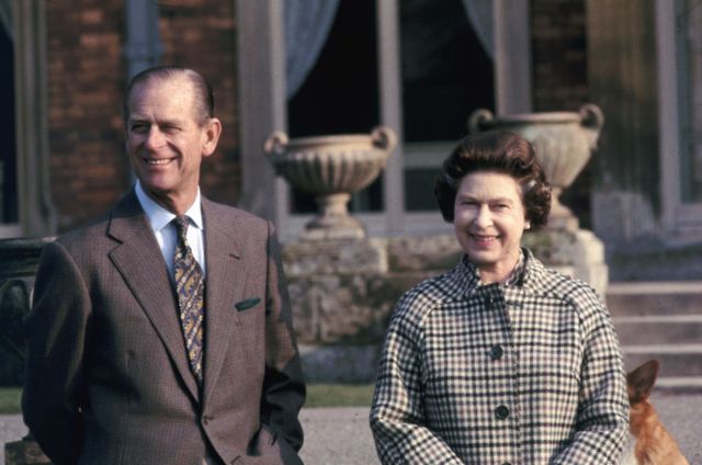 El príncipe Felipe y la reina Isabel II en la finca de Balmoral, en febrero de 1982.