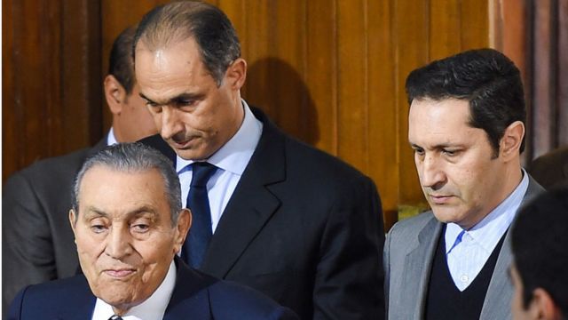 الرئيس المصري السابق حسني مبارك ونجلاه علاء وجمال