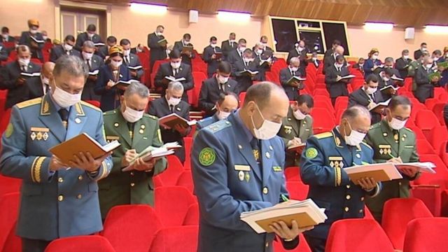Funcionários do governo do Turcomenistão ouvem discurso de presidente