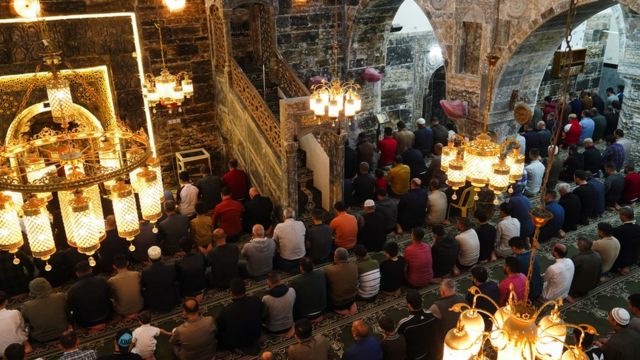 مسلمون يؤدون الصلاة في جامع الباشا بالموصل في أول أيام شهر رمضان في 23 مارس/ آذار 2023