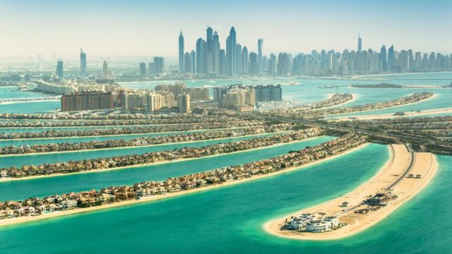 Una vista aérea de la isla The Palm en Dubai, Emiratos Árabes Unidos.