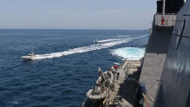 Ciidamada badda ee Mareykanka ayaa waxay sheegeen in doomaha dagaalka Mareykanka"ay dhibaateeyeen" maraakiibta Mareykanka