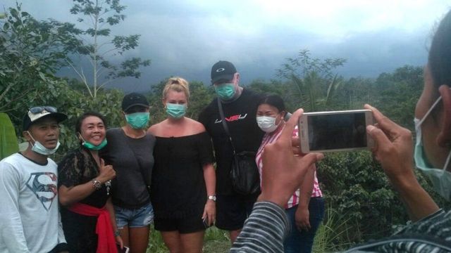 Turis asing berswafoto di depan Gunung Agung di Bali meski statusnya sudah 'Awas'.