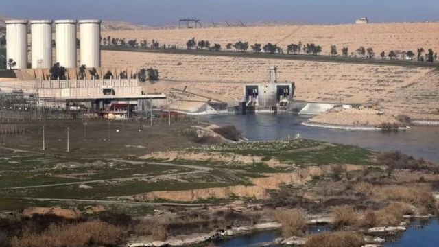 صورة من الأرشيف لسد الموصل القائم على نهر دجلة في فبراير/شباط 2016