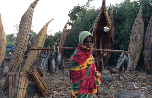 صياد في إثيوبيا يحمل حصيلة صيده من نهر النيل