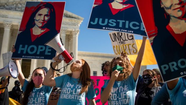 Grupos contrarios al aborto manifestaron frente a la Corte Suprema para abogar por la confirmación de Amy Coney Barrett como magistrada.