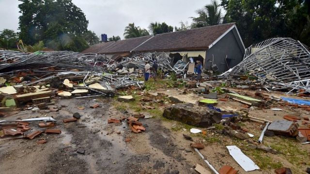 Le bilan provisoire de la catastrophe fait état de plus de cent morts et environ six cents blessés.