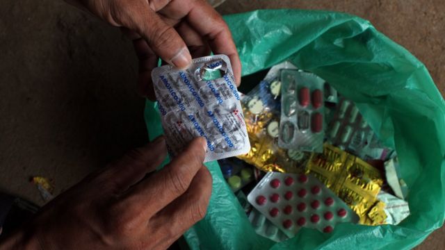 偽造品と思われる薬。タイ・カンボジア国境で売られていた。