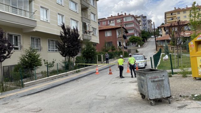 Ankara Battalgazi Mahallesi'nde bazı Suriyeli göçmenler ve mahalleli genç arasında çıkan kavga sonucu 18 yaşındaki Emirhan Yalçın bıçaklanarak hayatını kaybetti. Yüzlerce polis tarafından gün boyu giriş ve çıkışları kontrol edilen Battalgazi Mahallesi'nde Suriyeliler ve mahalleli arasında gerginlik hala sürüyor. Mahalle sakinlerinin çoğu, "Artık Suriyelileri burada istemiyoruz" diyor.