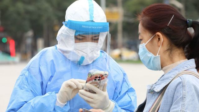 在兰州市城关区东方红广场核酸检测点，医务人员为市民进行核酸采样前的信息登记。