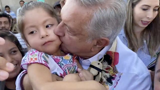 AMLO besa a una niña en Guerrero.