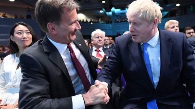 保守党党首そしてイギリスの次期首相に決まったボリス・ジョンソン前外相（右）と、ジェレミー・ハント外相