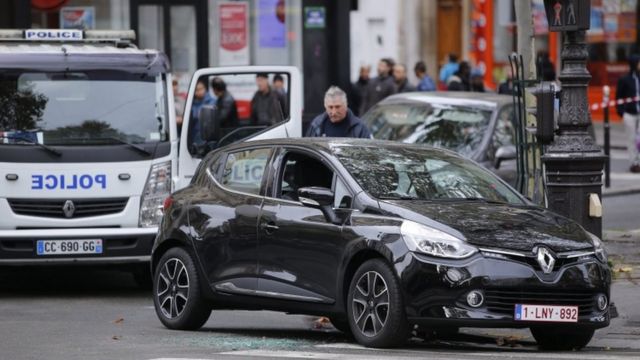パリ市内で見つかった襲撃犯が使ったとみられる車