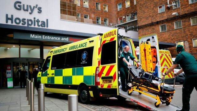 Ambulância chegando ao Guy's Hospital, Londres