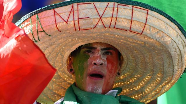 Aficionado mexicano reacciona con frustración desde las gradas.
