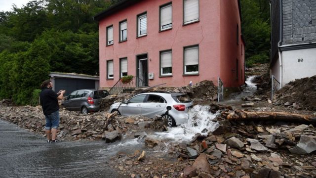 Ein Mann begutachtet die Schäden nach einem Hochwasser in Hagen, Westdeutschland