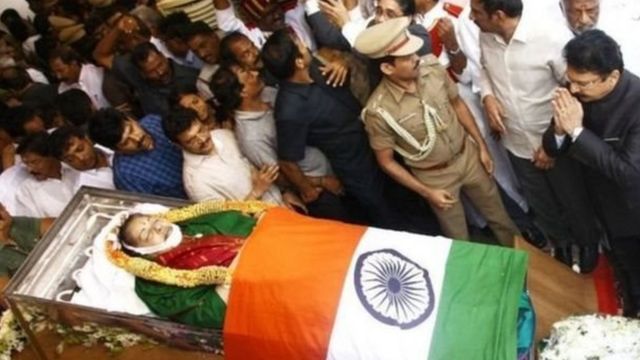 जयललिता की अंत्येष्टि में हज़ारों लोग शामिल हुए