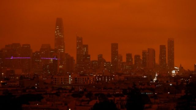 سماء سان فرانسيسكو المظلمة جراء حرائق غابات كاليفورنيا