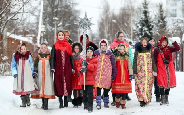 Grupo de ortodoxos na neve