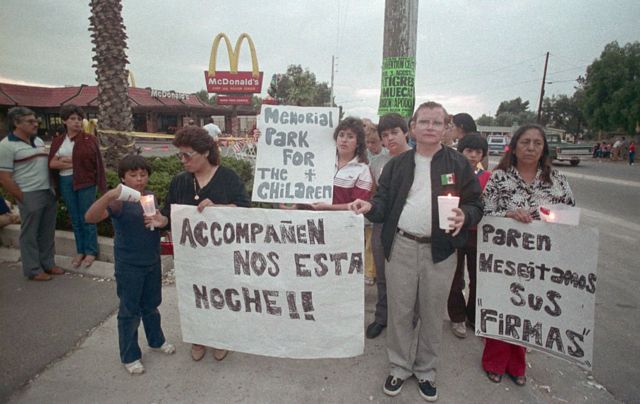 Personas se manifiestan por el ataque en un McDonald's de 1982